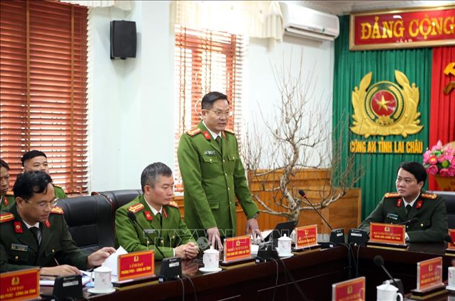 Trong ảnh: Phó Giám đốc Công an tỉnh Lai Châu Phạm Hải Đăng phát biểu báo cáo quá trình huy động lực lượng tham gia phá thành công chuyên án. Ảnh: Quý Trung – TTXVN