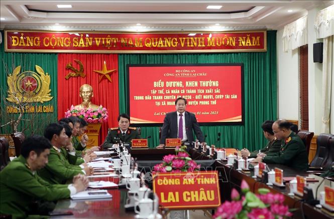 Trong ảnh: Phó Chủ tịch Thường trực UBND tỉnh Lai Châu Tống Thanh Hải phát biểu, biểu dương chiến công của công an tỉnh Lai Châu đã phá thành công chuyên án giết người cướp tài sản. Ảnh: Quý Trung – TTXVN