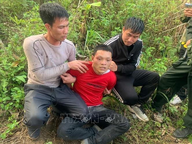 Trong ảnh: Các lực lượng Công an tỉnh Lai Châu bắt giữ đối tượng Lù Xuân Minh. Ảnh: TTXVN phát
