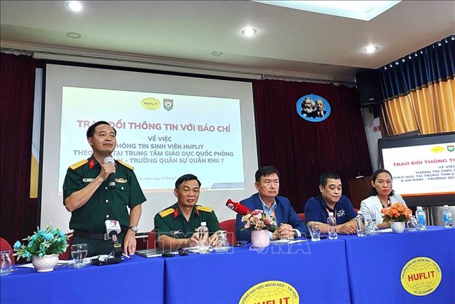 Trong ảnh: Đại tá Nguyễn Tiến Sơn, Chủ nhiệm Chính trị Trường Quân sự Quân khu 7 trao đổi thông tin với các cơ quan báo chí. Ảnh: Thu Hoài - TTXVN