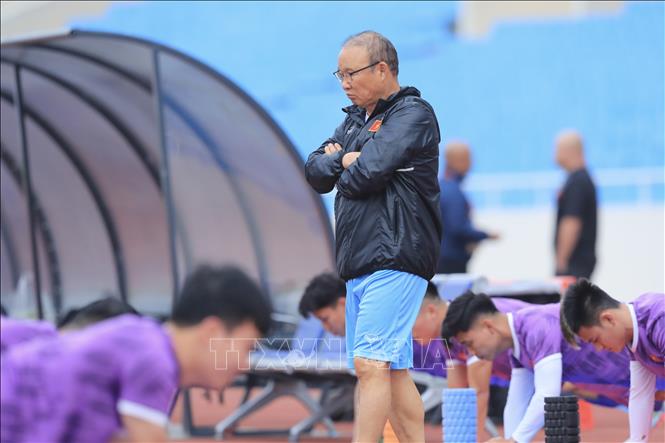 The Vietnamese team and head coach Park Hang-seo during a training session in Hanoi on January 12. VNA Photo