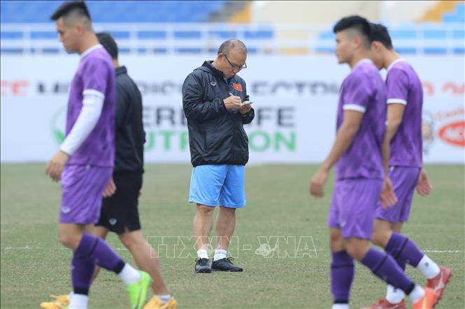 The Vietnamese team and head coach Park Hang-seo during a training session in Hanoi on January 12. VNA Photo