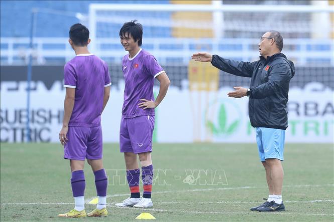 The Vietnamese team and head coach Park Hang-seo during a training session in Hanoi on January 12. VNA Photo