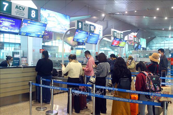 Trong ảnh: Người dân xếp hàng làm thủ tục tại sân bay Vinh. Ảnh: Tá Chuyên - TTXVN