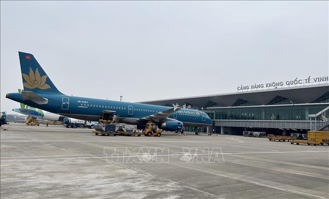 Trong ảnh: Cùng với 9 chuyến bay như ngày bình thường, hãng hàng không Vietnam Airlines đã tăng thêm 6 chuyến bay tại sân bay Vinh để phục vụ trên 4.000 khách mỗi ngày dịp Tết. Ảnh: Tá Chuyên - TTXVN