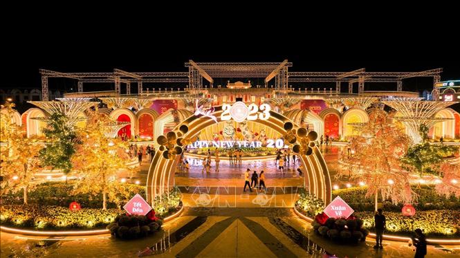 Đường hoa Phú Cường Kiên Giang nằm cặp biển Tây với nhiều màu sắc rực rỡ. Ảnh: Lê Sen - TTXVN