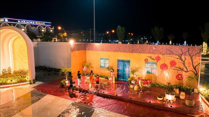 Đường hoa Phú Cường Kiên Giang nằm cặp biển Tây với nhiều màu sắc rực rỡ. Ảnh: Lê Sen - TTXVN