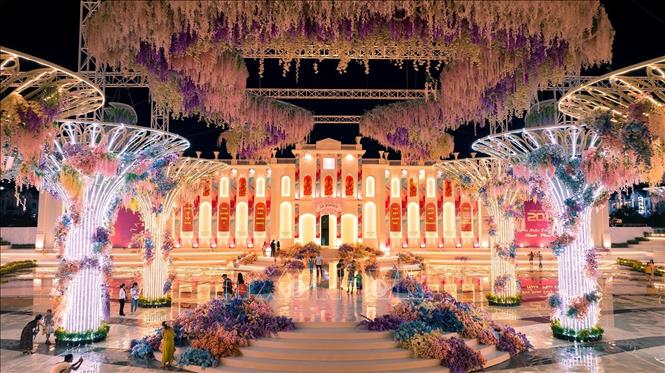 Đường hoa Phú Cường Kiên Giang nằm cặp biển Tây với nhiều màu sắc rực rỡ. Ảnh: Lê Sen - TTXVN