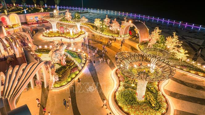 Đường hoa Phú Cường Kiên Giang nằm cặp biển Tây với nhiều màu sắc rực rỡ. Ảnh: Lê Sen - TTXVN