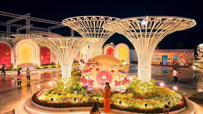 Đường hoa Phú Cường Kiên Giang nằm cặp biển Tây với nhiều màu sắc rực rỡ. Ảnh: Lê Sen - TTXVN