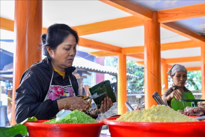 Trong ảnh: Sau khi gói, những phần lá thừa sẽ được cắt tỉa gọn gàng. Ảnh: Nam Thái - TTXVN