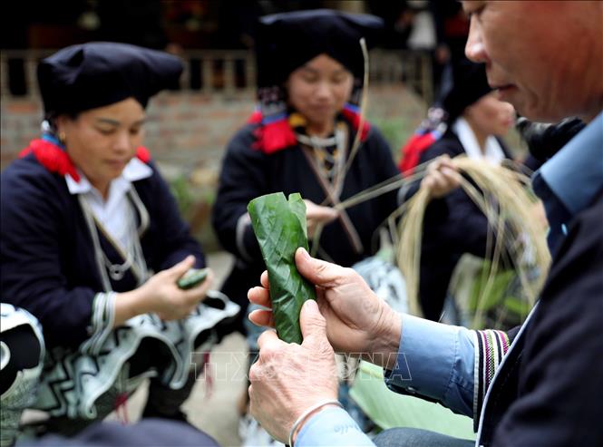 Dịp Tết nguyên đán này, mỗi gia đình sẽ gói nhiều bánh chưng hơn ngày thường trong năm (khoảng 2 tới 3 chục chiếc). Ảnh: Thanh Tùng - TTXVN 