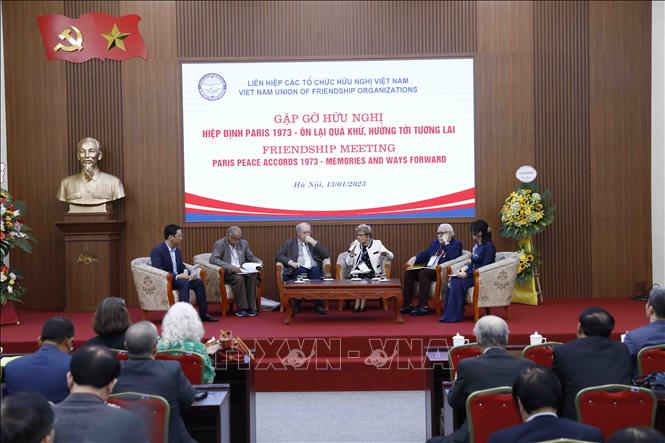 Giao lưu với các nhân chứng lịch sử tại buổi gặp gỡ. Ảnh: An Đăng - TTXVN
