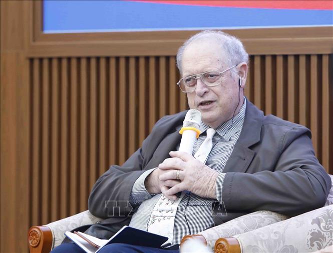 Ông John McAuliff, Giám đốc điều hành Quỹ Hoà giải và Phát triển (FRD), sinh năm 1942, tham gia hoạt động trong phong trào của nhân dân Mỹ phản đối cuộc chiến tranh tại Việt Nam từ cuối thập niên 1960 và vận động dư luận ủng hộ ký kết Hiệp định Paris về chấm dứt chiến tranh, lập lại hòa bình ở Việt Nam, phát biểu, giao lưu tại buổi gặp gỡ. Ảnh: An Đăng - TTXVN