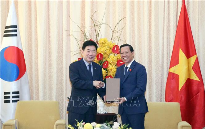 Chairman of the Ho Chi Minh City People’s Committee Phan Van Mai receives Speaker of the Republic of Korea’s National Assembly Kim Jin-pyo in Ho Chi Minh City on January 13. VNA Photo: Xuân Khu