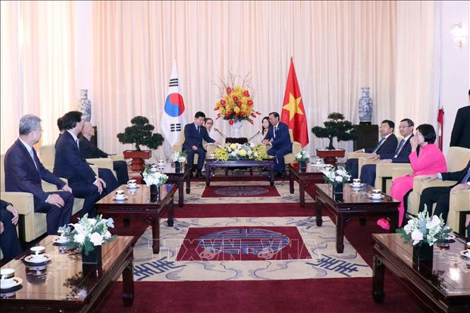 Chairman of the Ho Chi Minh City People’s Committee Phan Van Mai receives Speaker of the Republic of Korea’s National Assembly Kim Jin-pyo in Ho Chi Minh City on January 13. VNA Photo: Xuân Khu