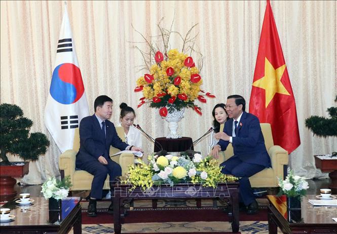 Chairman of the Ho Chi Minh City People’s Committee Phan Van Mai receives Speaker of the Republic of Korea’s National Assembly Kim Jin-pyo in Ho Chi Minh City on January 13. VNA Photo: Xuân Khu
