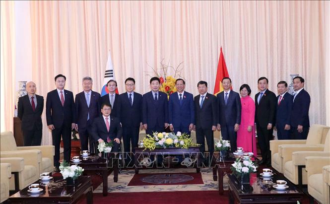 Chairman of the Ho Chi Minh City People’s Committee Phan Van Mai receives Speaker of the Republic of Korea’s National Assembly Kim Jin-pyo in Ho Chi Minh City on January 13. VNA Photo: Xuân Khu