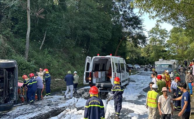 Trong ảnh: Hiện trường vụ lật xe bồn chở dầu trên đèo Hải Vân thuộc địa phận huyện Phú Lộc, tỉnh Thừa Thiên – Huế. Ảnh: Đỗ Trưởng - TTXVN 