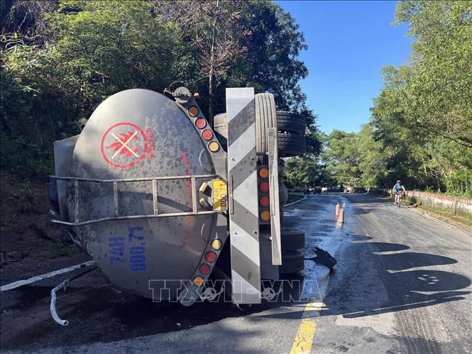 Trong ảnh: Hiện trường vụ lật xe bồn chở dầu trên đèo Hải Vân thuộc địa phận huyện Phú Lộc, tỉnh Thừa Thiên – Huế. Ảnh: Đỗ Trưởng - TTXVN 