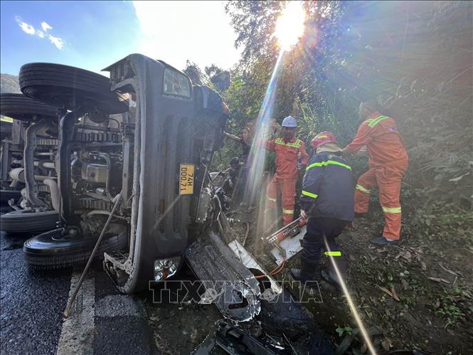 Trong ảnh: Hiện trường vụ lật xe bồn chở dầu trên đèo Hải Vân thuộc địa phận huyện Phú Lộc, tỉnh Thừa Thiên – Huế. Ảnh: Đỗ Trưởng - TTXVN 