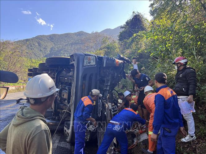 Trong ảnh: Hiện trường vụ lật xe bồn chở dầu trên đèo Hải Vân thuộc địa phận huyện Phú Lộc, tỉnh Thừa Thiên – Huế. Ảnh: Đỗ Trưởng - TTXVN 