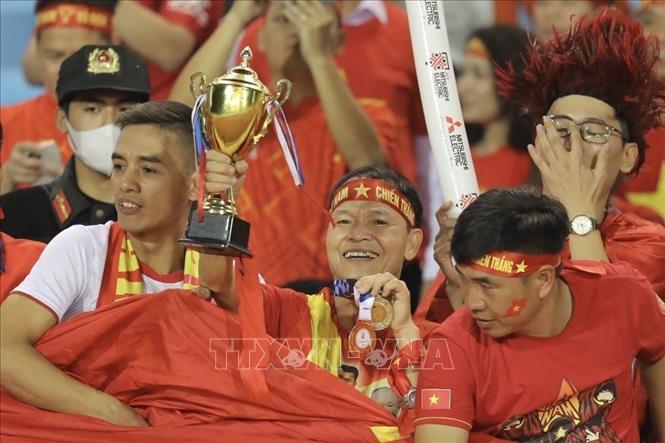 Khán giả đến sân cổ vũ cho đội nhà Việt Nam. Ảnh: Minh Quyết - TTXVN