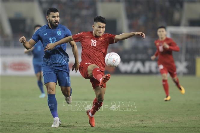 Pha khống chế bóng của tiền đạo Tuấn Hải (18) đầu trận đấu. Ảnh: Minh Quyết - TTXVN