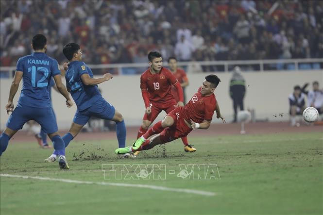 Hậu vệ Thái Lan quyết liệt cản phá pha đi bóng của tiền đạo Tiến Linh. Ảnh: Minh Quyết - TTXVN