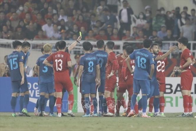 Pha phạm lỗi trước vòng cấm địa đội tuyển Việt Nam ở phút 43 dẫn đến quả phạt dành cho Thái Lan. Rất may, cú đá phạt của Theerathon không thành bàn khi bóng đập xà ngang. Ảnh: Minh Quyết - TTXVN