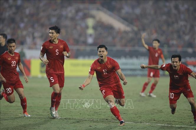Van Thanh (12) scores the second goal for Vietnam at the 88th minute. VNA Photo: Minh Quyết