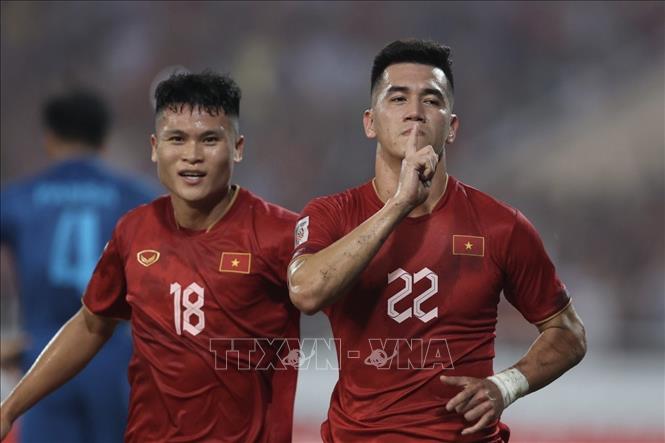 Tien Linh (22) scores the opening goal for Vietnam at the 24th minute. VNA Photo: Minh Quyết