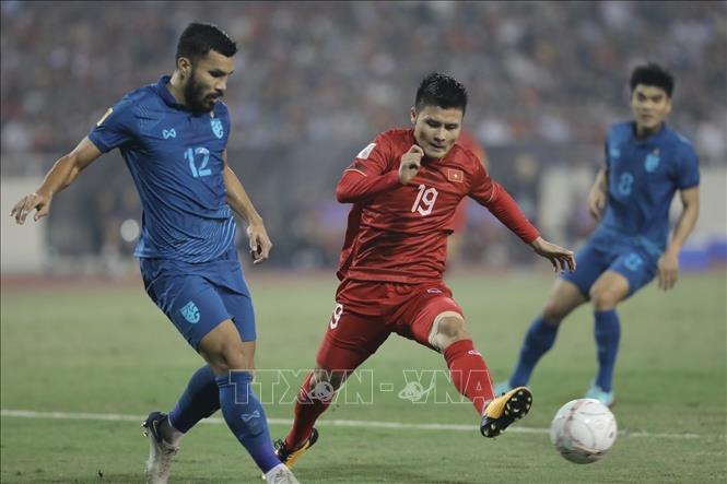 Quang Hai (19) strives to break through Thailand's defending wall. VNA Photo: Minh Quyết