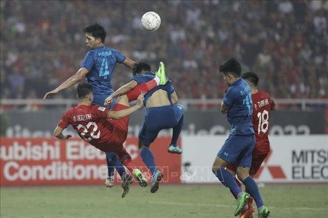 Tien Linh (22) in a fight for ball with Thai rivals. VNA Photo: Minh Quyết