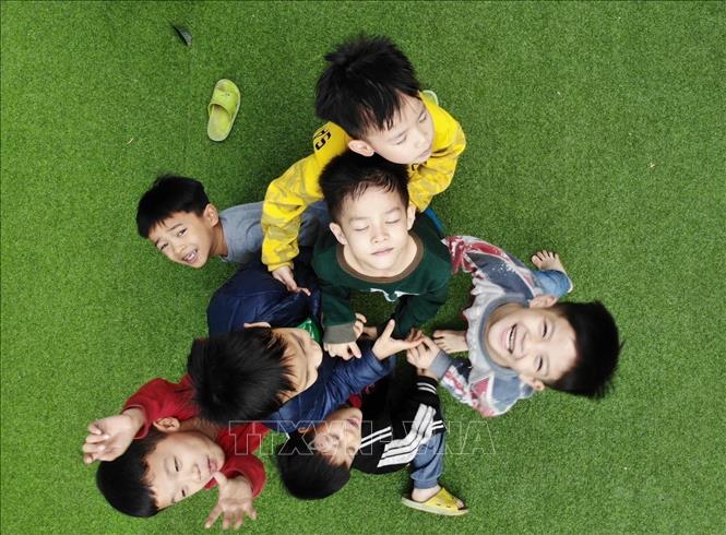Trẻ em tại Làng vui chơi. Ảnh: Hoàng Hiếu - TTXVN 