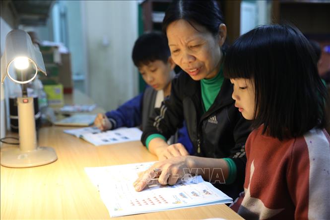 Các trẻ được nuôi dưỡng theo mô hình gia đình. Ngoài nuôi dưỡng, các mẹ còn chăm lo học hành cho các con. Ảnh: Hoàng Hiếu - TTXVN 
