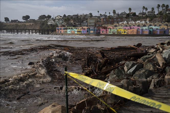 Cảnh đổ nát trên bãi biển sau cơn bão mùa đông ở Capitola, California, Mỹ, ngày 10/1/2023. Ảnh: THX/TTXVN