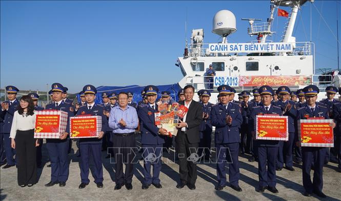 Phó Chủ tịch Quốc hội Trần Quang Phương thăm, tặng quà cán bộ, chiến sỹ Hải đội 202 (Bộ Tư lệnh Vùng Cảnh sát biển 2). Ảnh: Thanh Thủy-TTXVN