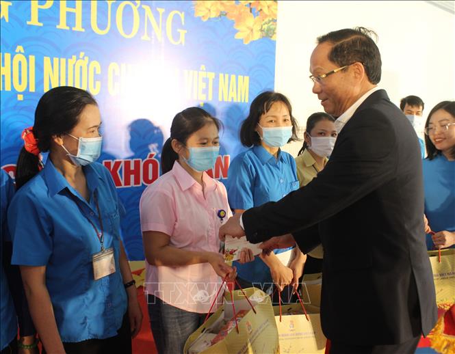 Phó Chủ tịch Quốc hội Trần Quang Phương thăm, tặng quà công nhân có hoàn cảnh khó khăn của các công ty, đơn vị trên địa bàn huyện Gio Linh. Ảnh: Thanh Thủy-TTXVN