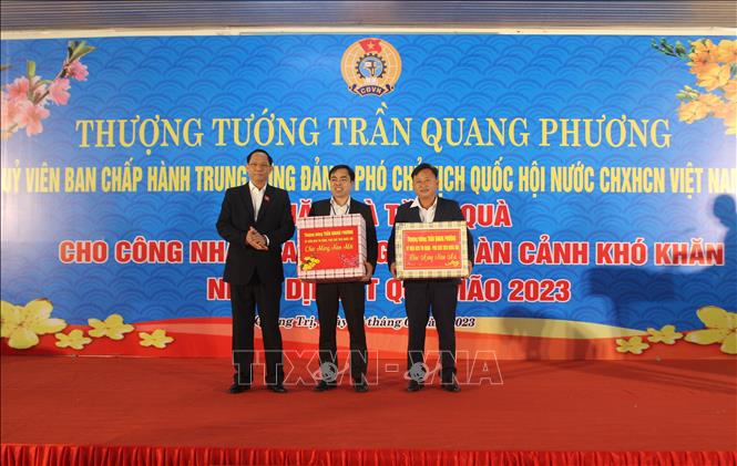 Phó Chủ tịch Quốc hội Trần Quang Phương thăm, tặng quà công nhân có hoàn cảnh khó khăn của các công ty, đơn vị trên địa bàn huyện Gio Linh. Ảnh: Thanh Thủy-TTXVN