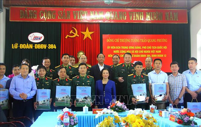 Phó Chủ tịch Quốc hội Trần Quang Phương thăm, tặng quà, chúc Tết Lữ đoàn Dự bị động viên 384 (Binh đoàn 12). Ảnh: Thanh Thủy-TTXVN