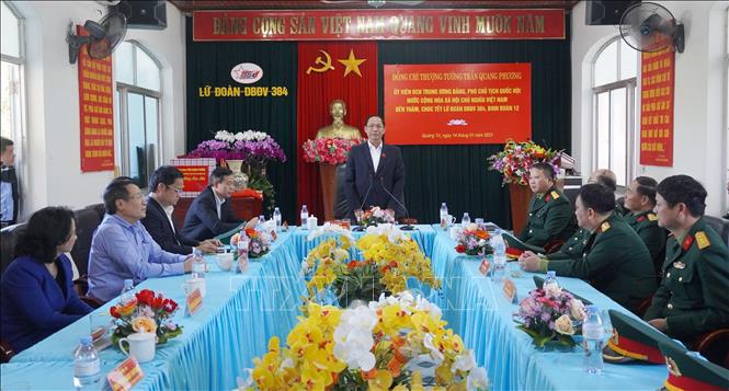 Phó Chủ tịch Quốc hội Trần Quang Phương thăm, tặng quà, chúc Tết Lữ đoàn Dự bị động viên 384 (Binh đoàn 12). Ảnh: Thanh Thủy-TTXVN