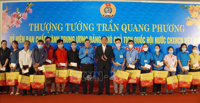 Phó Chủ tịch Quốc hội Trần Quang Phương thăm, tặng quà công nhân có hoàn cảnh khó khăn của các công ty, đơn vị trên địa bàn huyện Gio Linh. Ảnh: Thanh Thủy-TTXVN