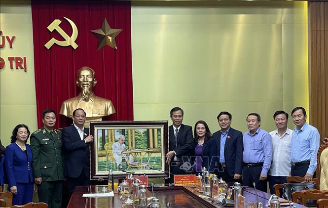 Phó Chủ tịch Quốc hội Trần Quang Phương tặng bức tranh Bác Hồ cho Tỉnh ủy Quảng Trị. Ảnh: Thanh Thủy-TTXVN