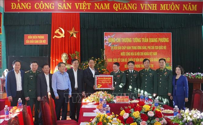 Phó Chủ tịch Quốc hội Trần Quang Phương thăm, tặng quà cán bộ, chiến sỹ Đồn Biên phòng Cửa khẩu Cảng Cửa Việt. Ảnh: Thanh Thủy-TTXVN