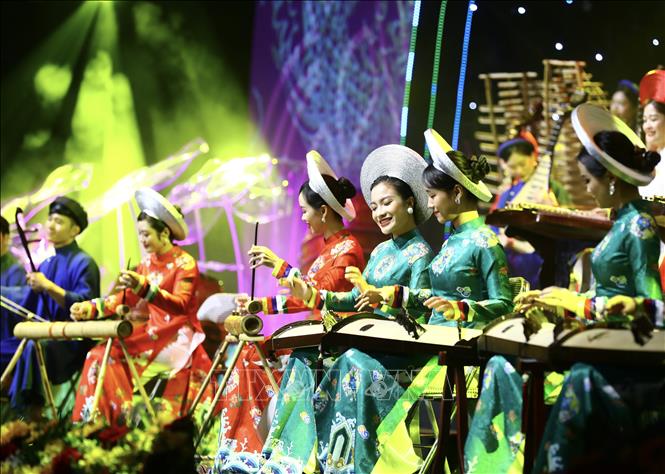 Tiết mục biểu diễn dân ca ba miền chào mừng tại Chương trình Xuân Quê hương 2023. Ảnh: Lâm Khánh - TTXVN
