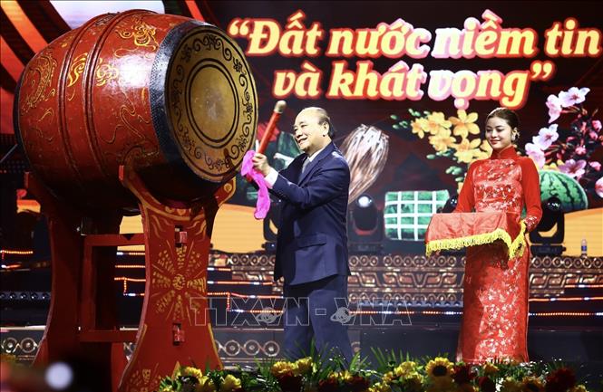 Chủ tịch nước Nguyễn Xuân Phúc đánh trống khai Xuân. Ảnh: TTXVN
