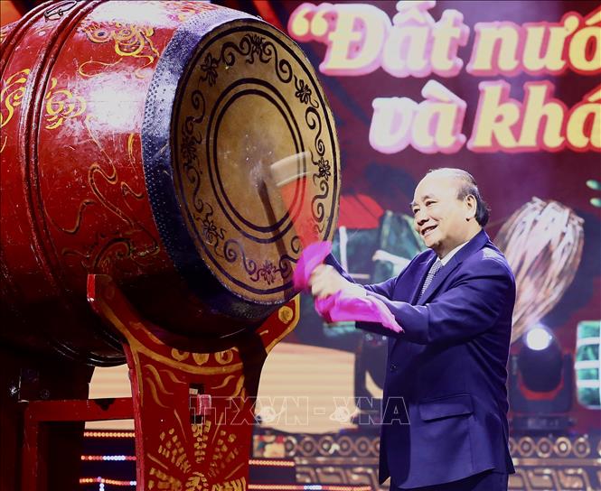 Chủ tịch nước Nguyễn Xuân Phúc đánh trống khai Xuân. Ảnh: TTXVN