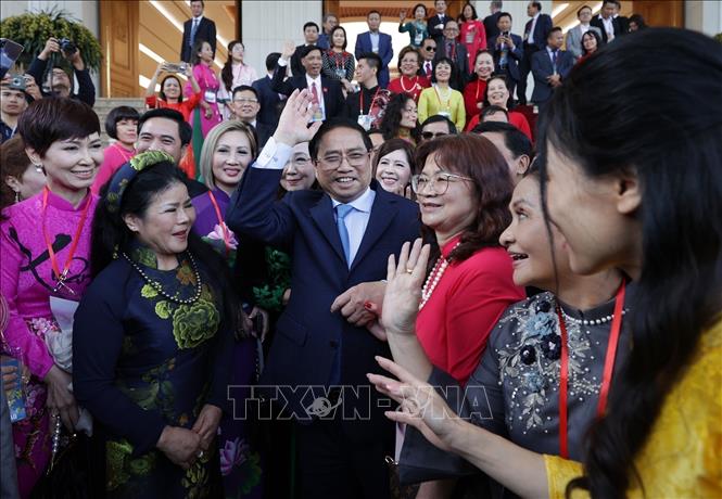 Prime Minister Pham Minh Chinh and overseas Vietnamese who are in Vietnam for the 