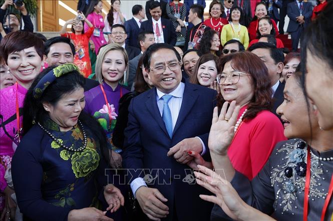 Prime Minister Pham Minh Chinh and overseas Vietnamese who are in Vietnam for the 
